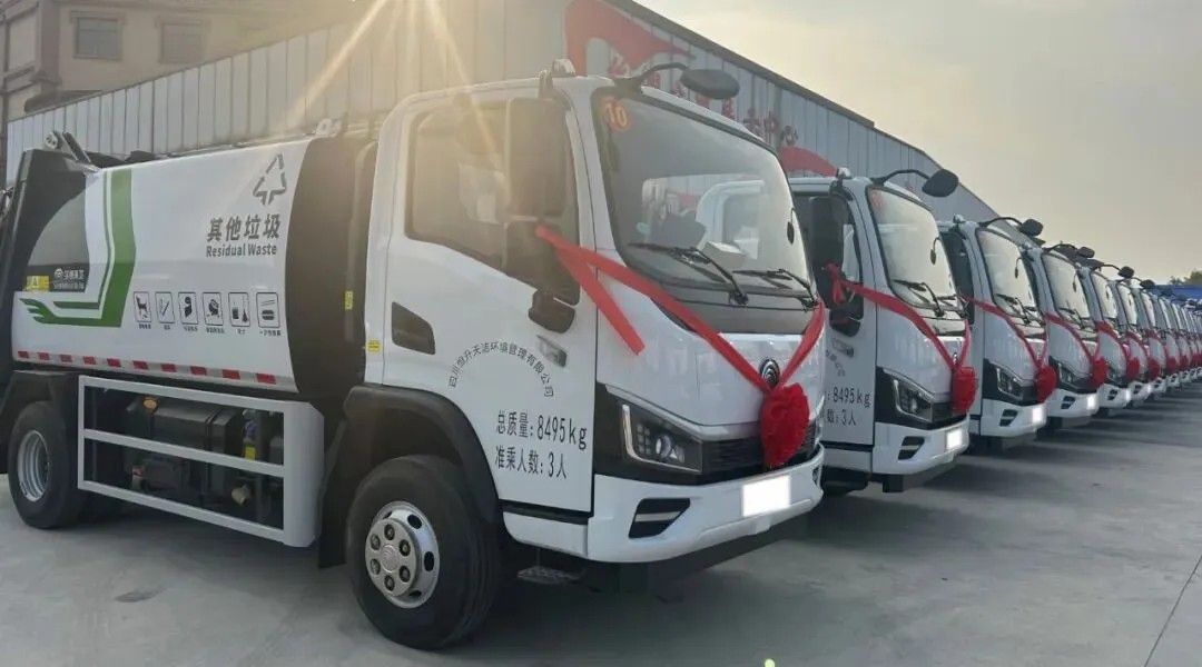 宇通重工旗下宇通環(huán)衛(wèi)8噸壓縮式垃圾車批量交付河池！