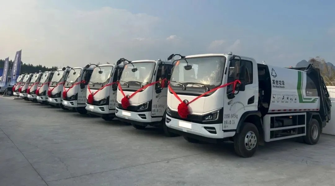 宇通重工旗下宇通環(huán)衛(wèi)8噸壓縮式垃圾車批量交付河池！