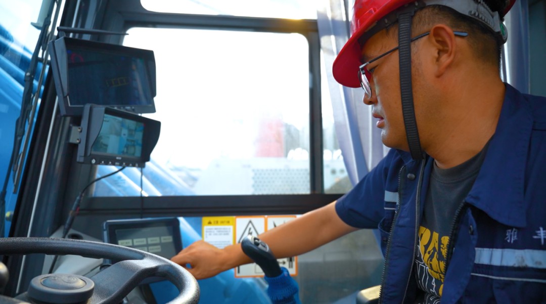 宇通純電動(dòng)港口輪胎起重機(jī)：以硬核三電技術(shù)，護(hù)航港口綠色高效作業(yè)