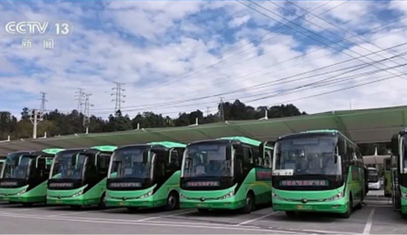 央視CCTV專(zhuān)題報(bào)道：“公交帶貨”激發(fā)鄉(xiāng)村物流活力，宇通純電動(dòng)客車(chē)賦能“客貨郵”融合新模式