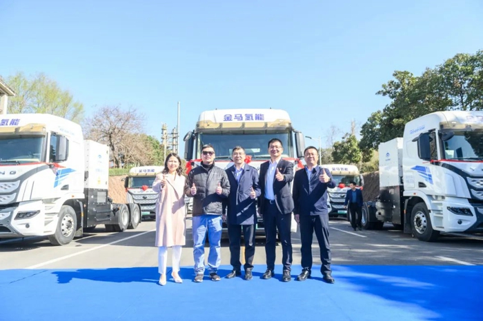 2024開年以來國內(nèi)最大批量氫燃料牽引車成功交付！.jpg
